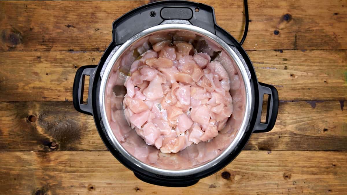 Boneless chicken cubes added to the oil.